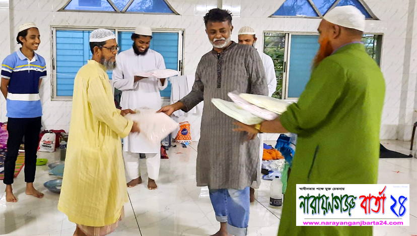১৩নং ওয়ার্ডের মসজিদে ইতিকাফকারীদের হাদিয়া দিলেন কাউন্সিলর খোরশেদ