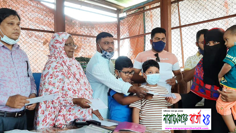 অসচ্ছল প্রতিবন্ধীদের মেয়র রফিকুল ইসলামের আর্থিক অনুদান