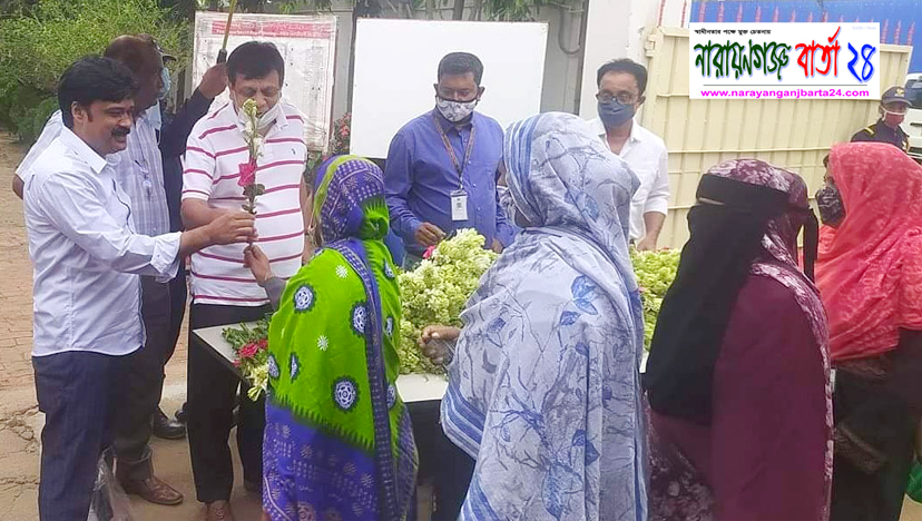 অবশেষে খুলেছে টোটাল ফ্যাশন গার্মেন্টস, শ্রমিকদের ফুল দিয়ে বরণ