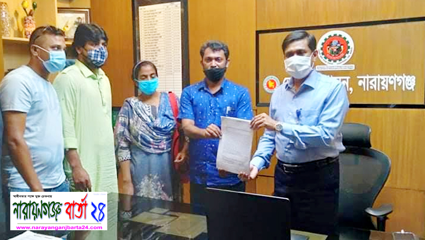 ভোকেশনালের খেলার মাঠ রক্ষার দাবিতে ডিসিকে স্মারক প্রদান