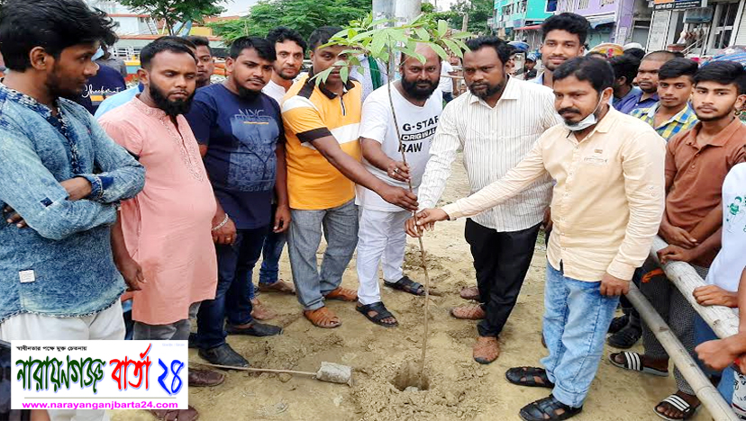 বন্দরে সৌন্দর্য্য বর্ধনে খান মাসুদের বৃক্ষরোপন