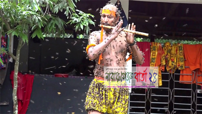 বাঁশিওয়ালা মাহাতাব : ফুঁ দিলেই শরীরে বসে ঝাঁকে ঝাঁকে মৌমাছি