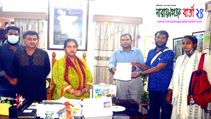 ভোকেশনালের খেলার মাঠ রক্ষার দাবিতে মেয়রকে স্মারক প্রদান