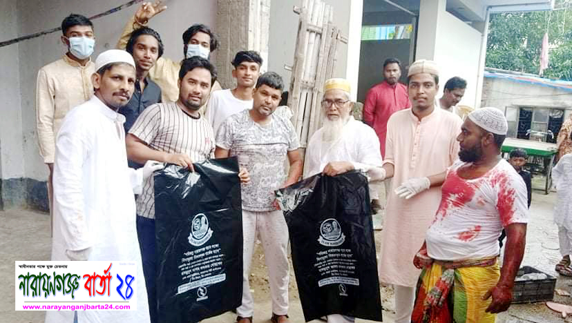 বর্জ্য অপসারণে ফ্রী ব্যাগ ও ব্লিচিং পাউডার বিতরণ করলো “ টিম খোরশেদ ”