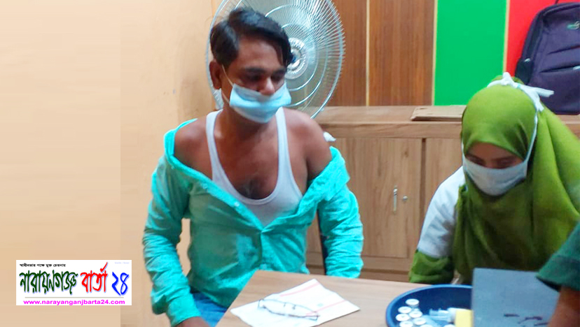 করোনা টিকার ১ম ডোজ নিলেন সম্পাদক তৌকির রাসেল