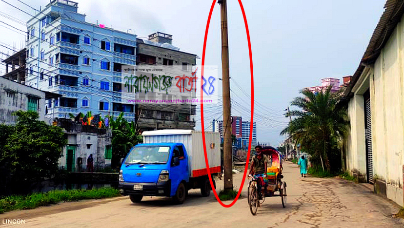 সড়কের মাঝখানে খাম্বা !