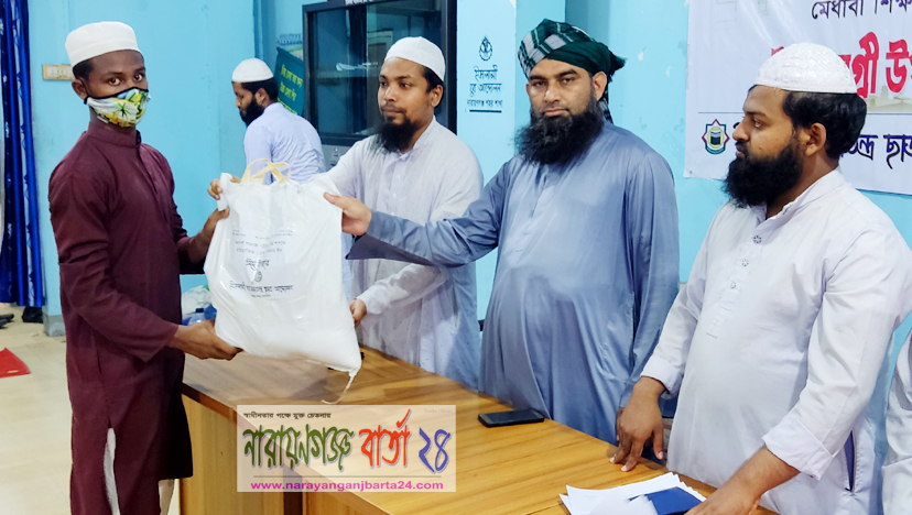 অসচ্ছল শিক্ষার্থীদের মাঝে ঈদ উপহার দিলেন ইশা ছাত্র আন্দোলন