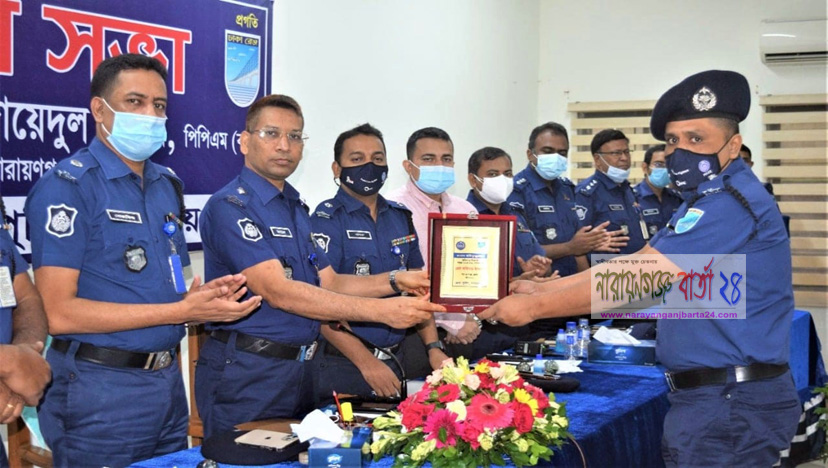 ফতুল্লা ওসিকে সম্মাননা ক্রেস্ট দিলেন এসপি জায়েদুল