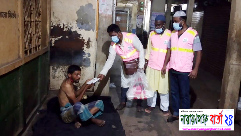 মধ্যরাতে ছিন্নমূল মানুষের মুখে খাবার তুলে দিলো “ টিম খোরশেদ ”