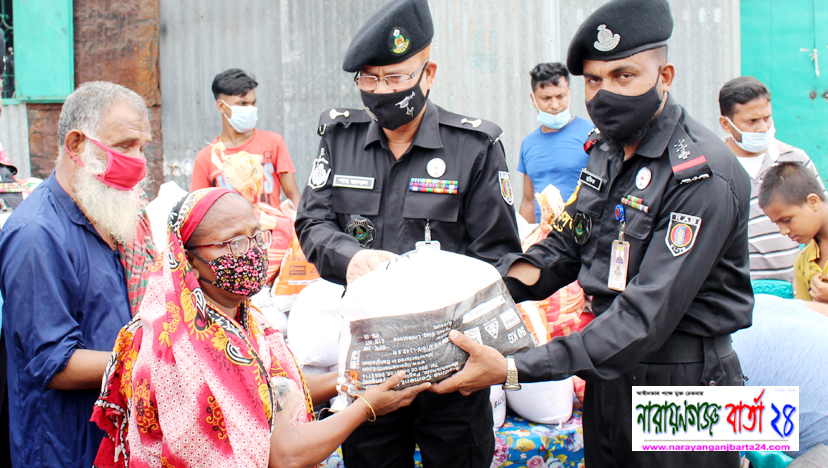 খাদ্য সামগ্রী নিয়ে মানুষের পাশে দাঁড়ালো র‌্যাব
