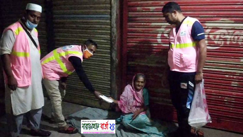 রাতের আঁধারে শতাধিক মানুষের মুখে খাবার দিলো “ টিম খোরশেদ ”