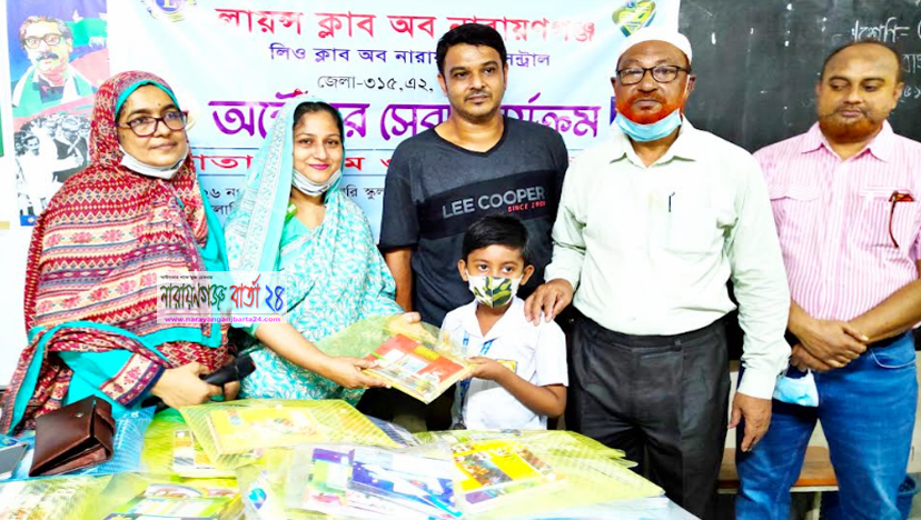 শিক্ষা সামগ্রী বিতরণ করলেন কাউন্সিলর বিন্নি