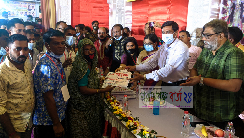 দূর্গোৎসবে লক্ষীনারায়ণ সেবা সংঘের ৪০০ শাড়ী,লুঙ্গি বিতরণ