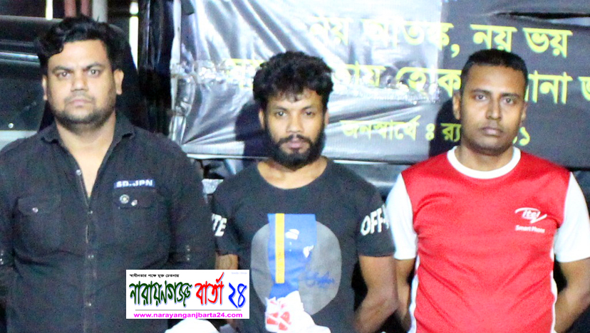 সার্ভিসিং এর দোকানের আড়ালে অশ্লীল ছবি সরবরাহ