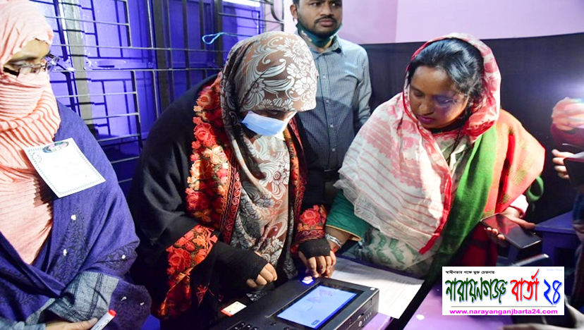 দেওভোগ শিশুবাগ ভোট কেন্দ্রে ভোট দেন নৌকার মেয়র প্রার্থী আইভী