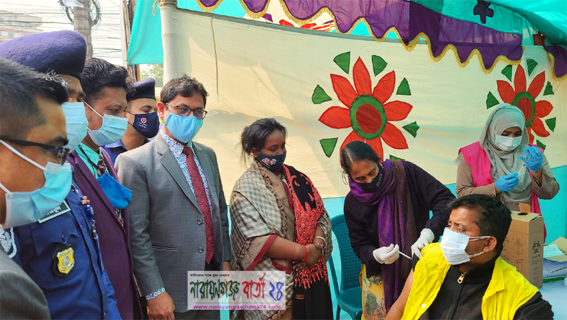 স্পটে নিবন্ধন করে স্পটে টিকা দানে ব্যতিক্রমধর্মী উদ্যোগ নিলেন ডিসি