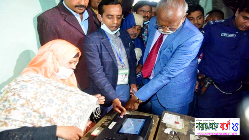 ইসলামিয়া কামিল মাদ্রাসায় ভোট দেন স্বতন্ত্র মেয়র প্রার্থী তৈমূর