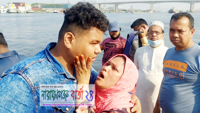 বেঁচে ফেরা সন্তানকে কাছে পেয়ে বুকে জড়িয়ে নিলেন মা