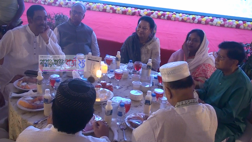 নারায়ণগঞ্জ জেলা পুলিশের ইফতারে মন্ত্রী, মেয়র, এমপি ও বিশিষ্টজনদের মিলনমেলা নারায়ণগঞ্জ বার্তা ২৪ (নিজেস্ব প্রতিবেদক) : নারায়ণগঞ্জ জেলা পুলিশের উদ্যোগে ইফতার মাহফিলে মন্ত্রী, মেয়র, এমপি ও বিশিষ্টজনদের উপস্থিতিতে মিলনমেলায় পরিণত হয়েছে। রবিবার (১৮ এপ্রিল) জেলা পুলিশ লাইন্স প্রাঙ্গনে এ আয়োজন করা হয়। এতে আরো অংশগ্রহন করেছেন বাংলাদেশ পুলিশের ঢাকা রেঞ্জ ডিআইজি মো. হাবিবুর রহমান সহ আরো অনেকেই। এ ইফতার মাহফিলে সার্বিকভাবে ব্যবস্থাপনা করেছেন জেলা পুলিশ সুপার মোহাম্মদ জায়েদুল আলম পিপিএম। এসময় অতিথি হিসেবে উপস্থিত ছিলেন, নারায়ণগঞ্জ-১ আসনের সংসদ বস্ত্র ও পাট মন্ত্রী গোলাম দস্তগীর গাজী (বীর প্রতিক), মুন্সিগঞ্জ-৩ আসনের সংসদ সদস্য মিনাল কান্তি দাস, নারায়ণগঞ্জ সিটি কর্পোরেশনের মেয়র ডা. সেলিনা হায়াৎ আইভী, নারায়ণগঞ্জ-৪ আসনের সংসদ সদস্য একেএম শামীম ওসমান, নারায়ণগঞ্জ-৩ আসনের সংসদ সদস্য লিয়াকত হোসেন খোকা, নারায়ণগঞ্জ-২ আসনের সংসদ সদস্য নজরুল ইসলাম বাবু, নারায়ণগঞ্জ জেলা প্রশাসক মো. মঞ্জুরুল হাফিজ, বাংলাদেশ ক্রিকেট বোর্ডের (বিসিবি) মিডিয়া বিভাগের চেয়ারম্যান তানভীর আহমেদ টিটু, নারায়ণগঞ্জ জেলা আওয়ামী লীগের সভাপতি আবদুল হাই, নারায়ণগঞ্জ-৩ আসনের সাবেক সাংসদ আবদুল্লাহ আল কায়সার হাসনাত প্রমুখ। এদিকে একইদিনে একইস্থানে জেলা ও থানা পর্যায়ের রাজনৈতিক নেতা, জনপ্রতিনিধি, ব্যবসায়ী, র্যা ব-পুলিশ, সাংবাদিকসহ সকল উপজেলার প্রশাসনিক কর্মকর্তাদের উপস্থিতিতে ইফতার মাহফিলের এ আয়োজন এক সৌহাদ্য পূর্ণ মুহুরতের সৃষ্টি করে। তবে অনেকরেই চোখ ছিল দেশব্যাপী আলোচিত দুই রাজনৈতিক নেতার দিকে। তাদের একজন হলেন নারায়ণগঞ্জ-৪ আসনের এমপি শামীম ওসমান ও নারায়ণগঞ্জ সিটি করপোরেশনের মেয়র সেলিনা হায়াত আইভী। কারণ বিভিন্ন সময়ই তাদের কর্মী সমর্থক সহ নিজেদের বক্তব্যেও নানা সমালোচনা করতে দেখা গেলেও এক টেবিলে খুব কমই দেখা যায়। আর এ দিন টেবিলে বসেছিলেন তারা। যদিও টেবিলে বসলেও তাদের মধ্যে কোন কথাপ কথন হতে দেখা যায়নি। এসময় আরও উপস্থিত ছিলেন, জেলার অতিরিক্ত পুলিশ সুপার (প্রশাসন) মোহাম্মদ মোস্তাফিজুর রহমান, নাজমুল হাসান, প্রতিটি থানার অফিসার ইনচার্জ, জেলা আদালতের চীফ জুডিশিলাল ম্যাজিস্ট্রেট ফারহানা ফেরদৌস, নারায়ণগঞ্জ জেলা আওয়ামী লীগের সাধারণ সম্পাদক এড. আবু হাসনাত মো. শহীদ বাদল (ভিপি বাদল), নারায়ণগঞ্জ প্রেসক্লাবের সভাপতি খন্দকার শাহ আলম, সাবেক সভাপতি মাহাবুবর রহমান মাসুম, সাধারণ সম্পাদক শরিফ উদ্দিন সবুজ, সাংবাদিক ইউনিয়নের সভাপতি আব্দুস সালঅম, আমির হোসেন ইস্মিত, নারায়ণগঞ্জ জেলা টেলিভিশন জার্নালিস্ট এসাসিয়েশন এর সভাপতি নাফিজ আশরাফ, সাধারন সম্পাদক রফিকুল ইসলাম, নারায়ণগঞ্জ সিটি প্রেস ক্লাবের সভাপতি সাইফুল্লাহ মাহমুদ টিটু, সাধারণ সম্পাদক সৈয়দ সিফাত আল রহমান লিংকন, বাংলাদেশ ক্লথ মার্চেন্টস অ্যাসোসিয়েশনের সভাপতি প্রবীর কুমার সাহা, ইয়ান মার্চেন্ট এসোসিয়েশনের সভাপতি লিটন সাহাসহ বিভিন্ন উপজেলার চেয়ারম্যান, ইউএনও সহ অনেকেই।