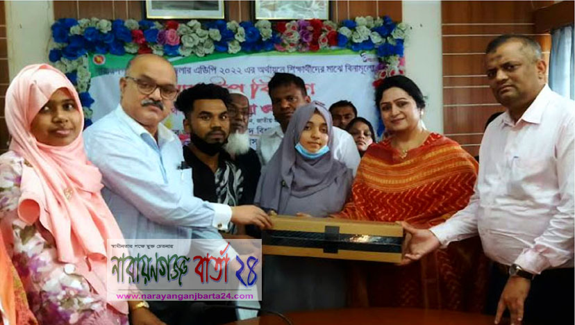 শিক্ষার্থীরা পেলো বিনামূল্যে ল্যাপটপ উপহার