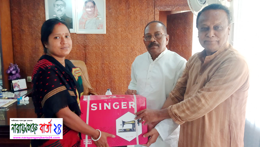 অসহায় নারীদের বিনামূল্যে সেলাই মেশিন বিতরণ