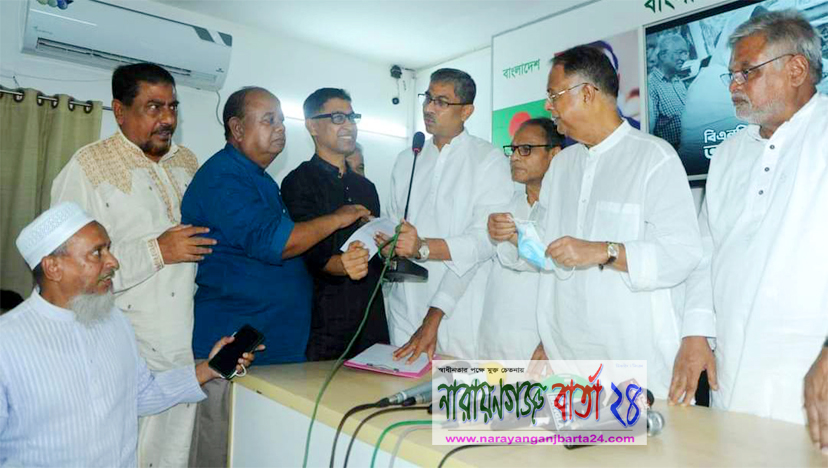 বন্যার্তদের সহযোগীতায় অনুদান তুলে দিলো জেলা বিএনপি