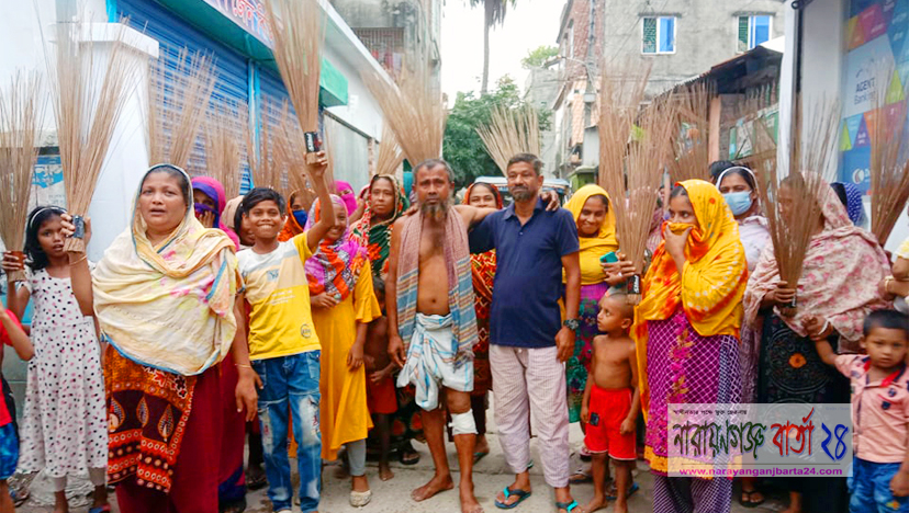 রিক্সা চালককে মারধরে বাবুরাইলে ঝাড়ু মিছিল