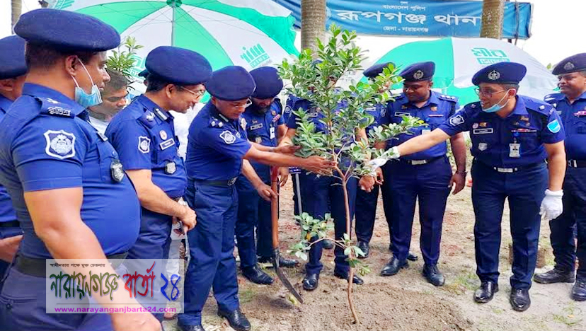 রূপগঞ্জে পুলিশের ফলদ ও ঔষধি গাছের চারা রোপন