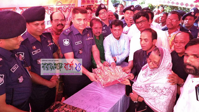 বন্দরে হিন্দু ও মুসলিমদের বস্ত্র বিতরণ করলেন এসপি রাসেল