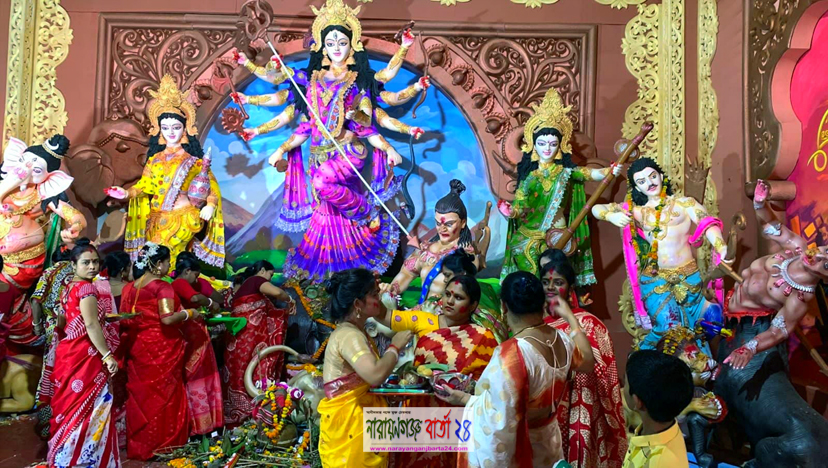 সিঁদুর খেলা, ঢাক ও কাঁসরের বাদ্যে বিদায়ের সুর