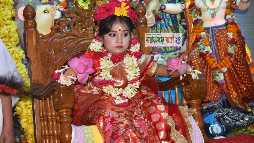 নারায়ণগঞ্জে দেবী রূপে মিষ্টু চক্রবর্তী