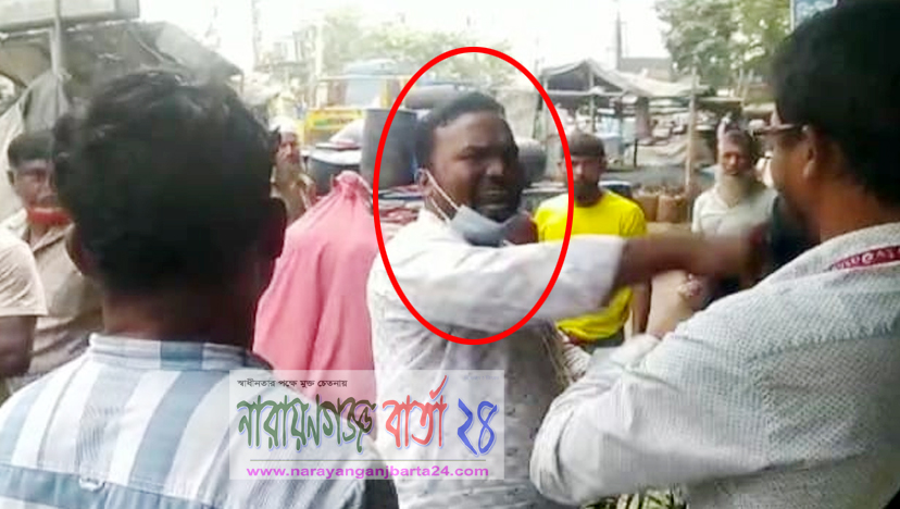 ফতুল্লায় থানার সামনেই সাংবাদিককে মারধর