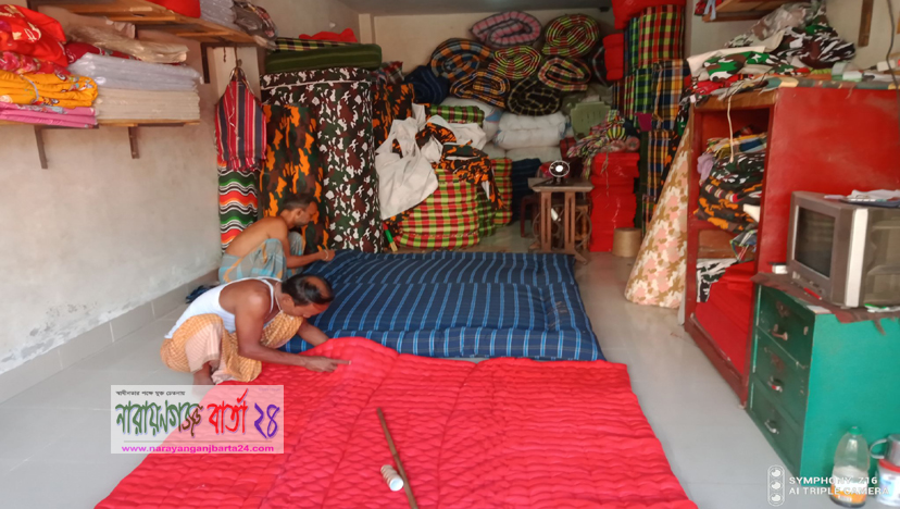 লেপ-তোষক তৈরিতে ব্যস্ত কারিগররা