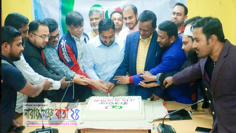 কেক কেটে রূপগঞ্জে দৈনিক ইত্তেফাকের প্রতিষ্ঠাবার্ষিকী পালন
